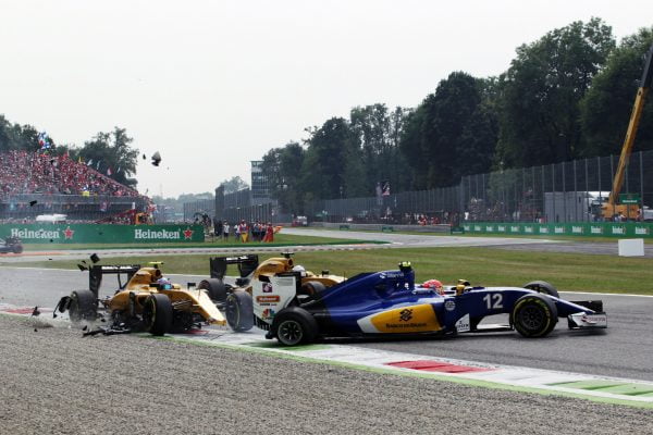 Formula One World Championship 2016, Round 14, Italian Grand Prix, Monza, Italy, Sunday 4 September 2016 - Crash involving Jolyon Palmer (GBR) Renault Sport F1 Team RS16, Felipe Nasr (BRA) Sauber C35, and Kevin Magnussen (DEN) Renault Sport F1 Team RS16.