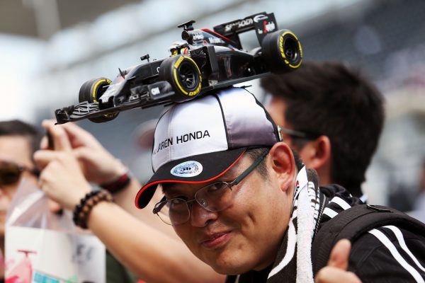 Formula One World Championship 2016, Round 17, Japanese Grand Prix, Suzuka, Japan, Thursday 6 October 2016 - A McLaren fan.