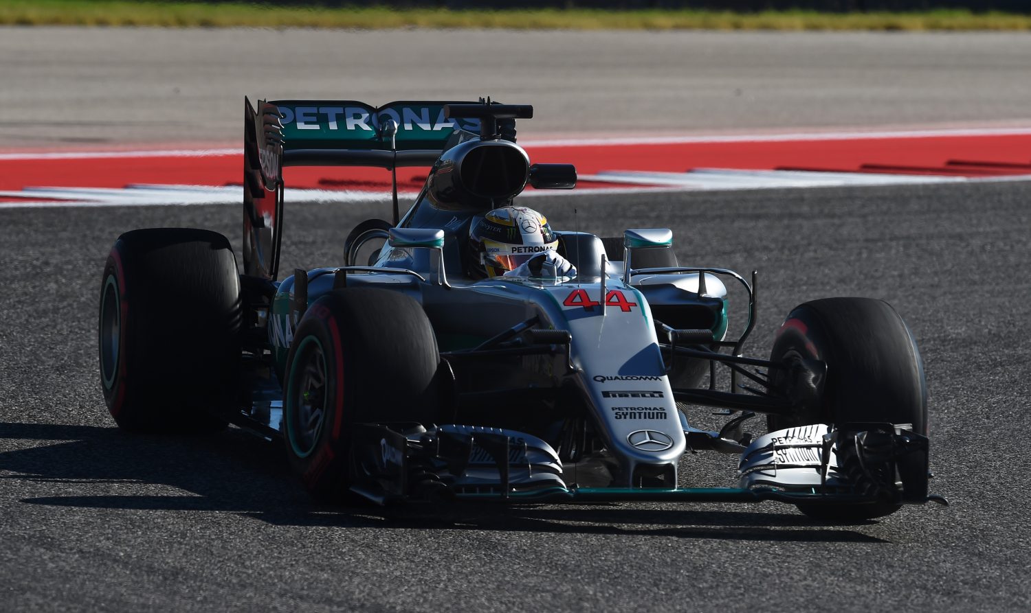 VT1: Mercedes deelt de lakens uit, Verstappen P3