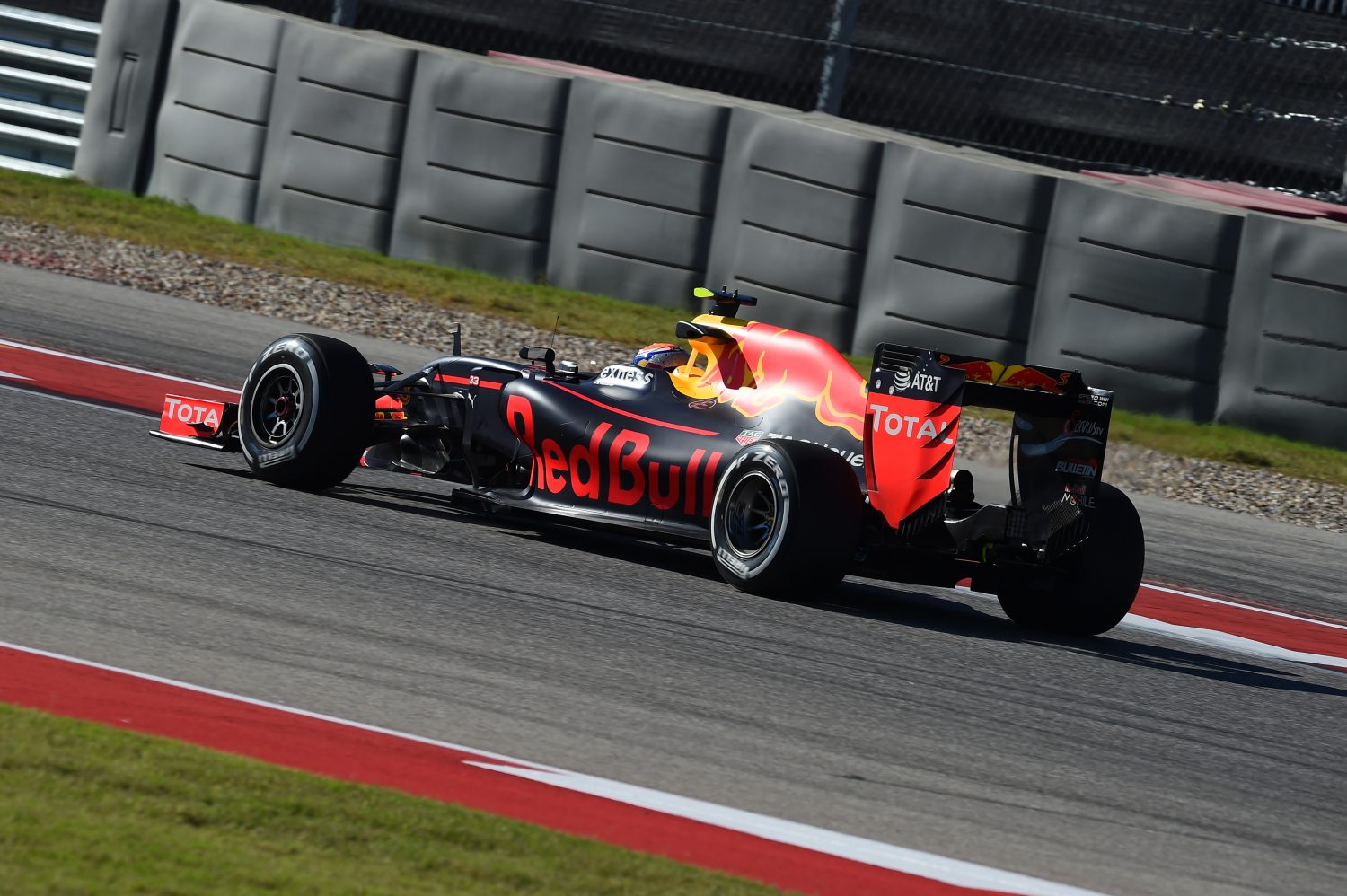 Verstappen sluit aan achter Mercedes-coureurs in VT1