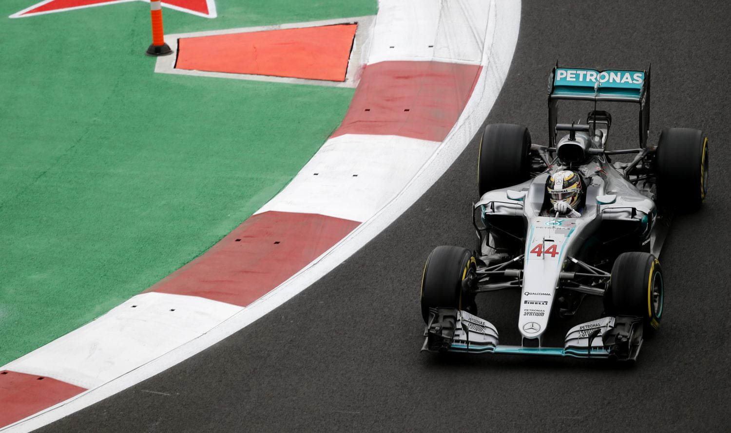 VT1: Hamilton blijft Ferrari-coureurs nipt voor, remproblemen Verstappen