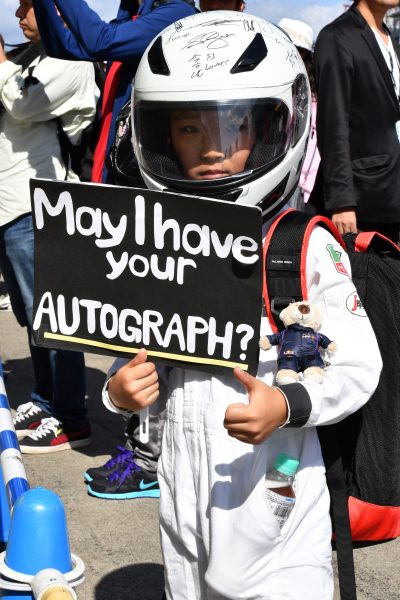 www.sutton-images.com Young fan with message at Formula One World Championship, Rd17, Japanese Grand Prix, Preparations, Suzuka, Japan, Thursday 6 October 2016.