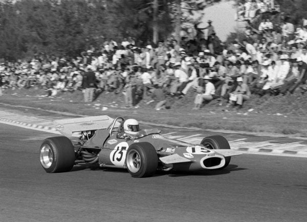 Jack Brabham raast langs Mexicaanse racefans die op amper twee meter van het asfalt in het gras zitten.