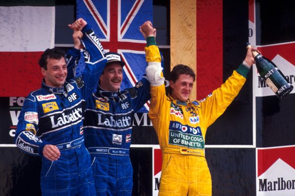 Michael Schumacher heeft zojuist voor het eerst op een F1-podium een fles champagne leeg gespoten.