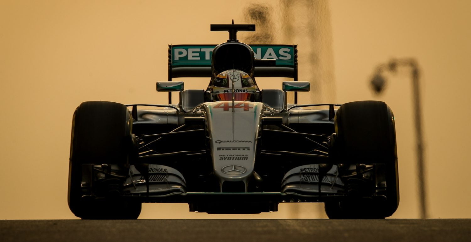 Hamilton gaat volledig voor de pole