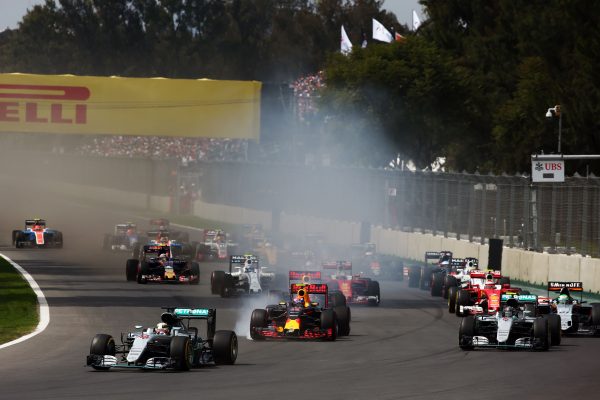 Formula One World Championship 2016, Round 19, Mexican Grand Prix, Mexico City, Mexico, Sunday 30 October 2016 - Lewis Hamilton (GBR) Mercedes AMG F1 W07 Hybrid leads at the start of the race.