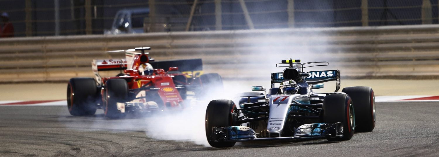Race: Vettel troeft Mercedes-duo af