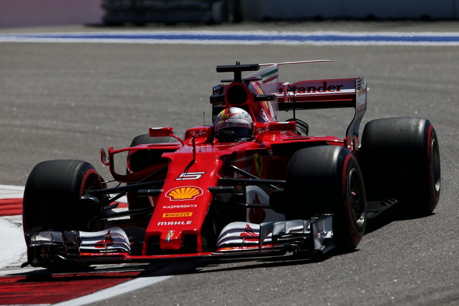 Vettel verwacht sterker Mercedes vanaf zaterdag