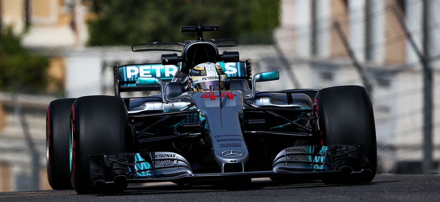 VT1: Hamilton leidt de dans in Monaco