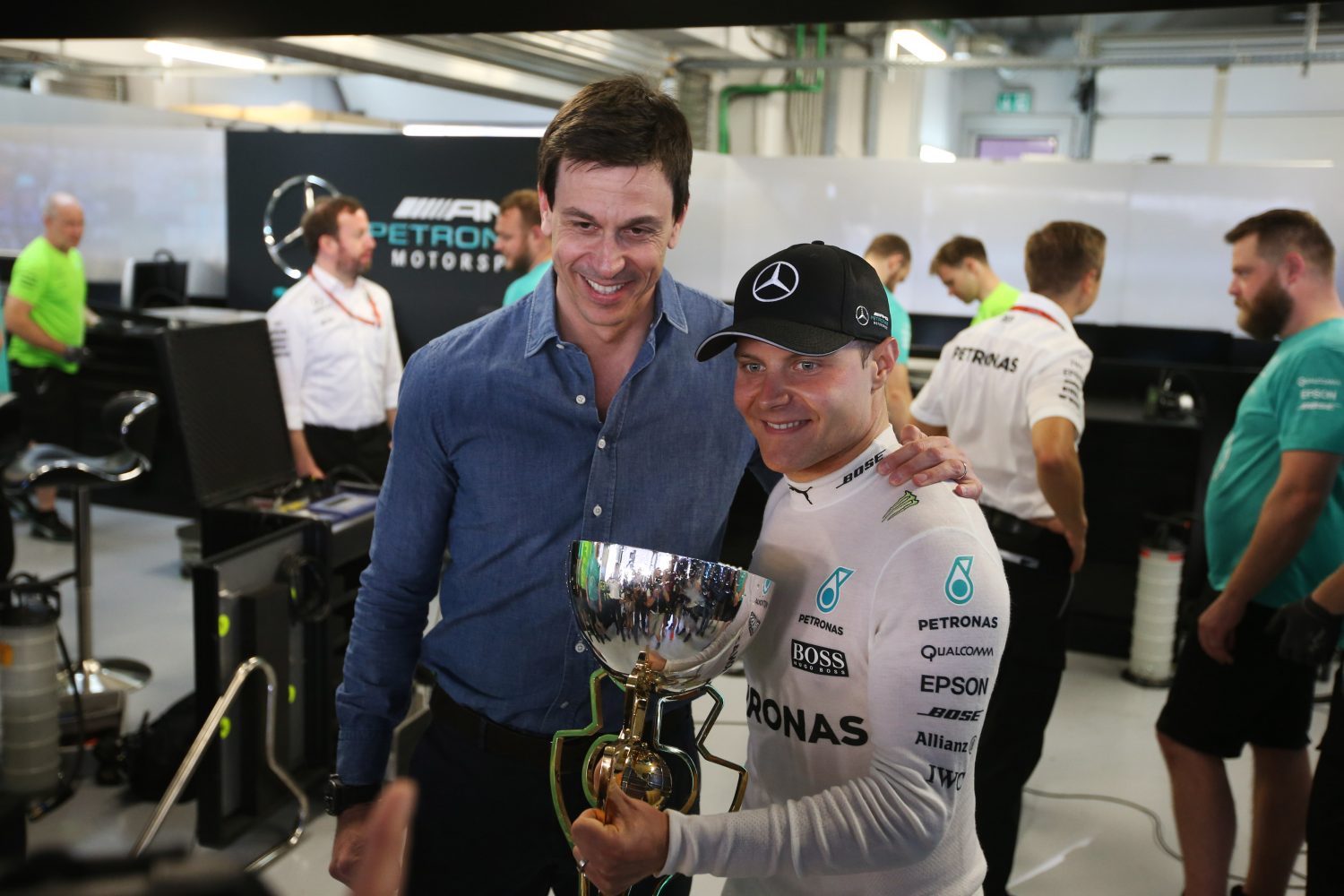 Wolff: ‘Bottas moet in 2018 meedoen om de titel’