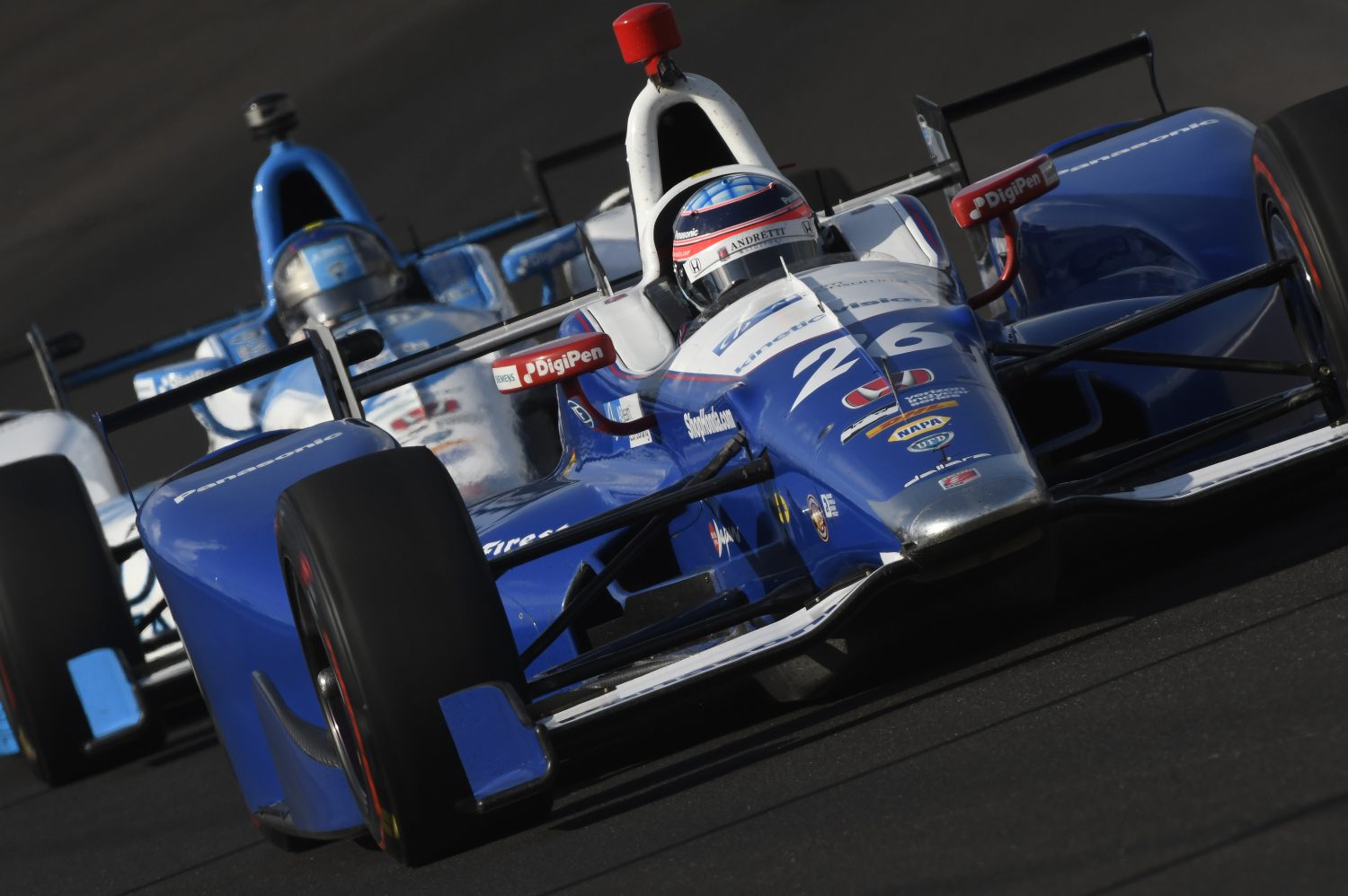 Sato wint Indy 500, Alonso ziet kans op zege in rook opgaan