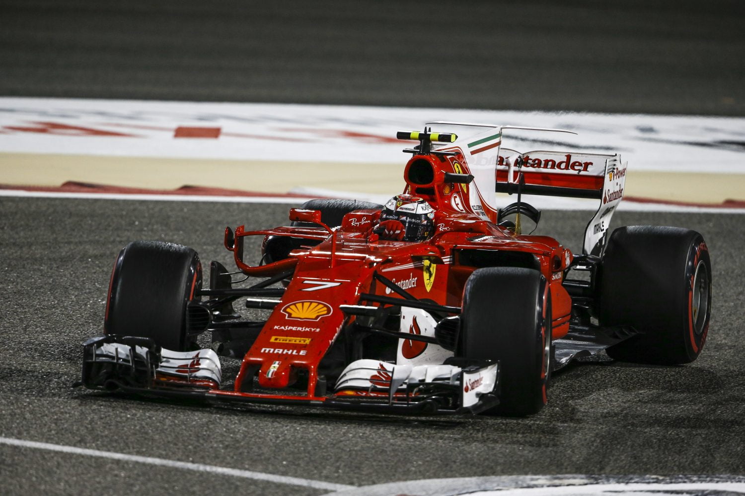Vettel: ‘Räikkönen verdient betere resultaten’