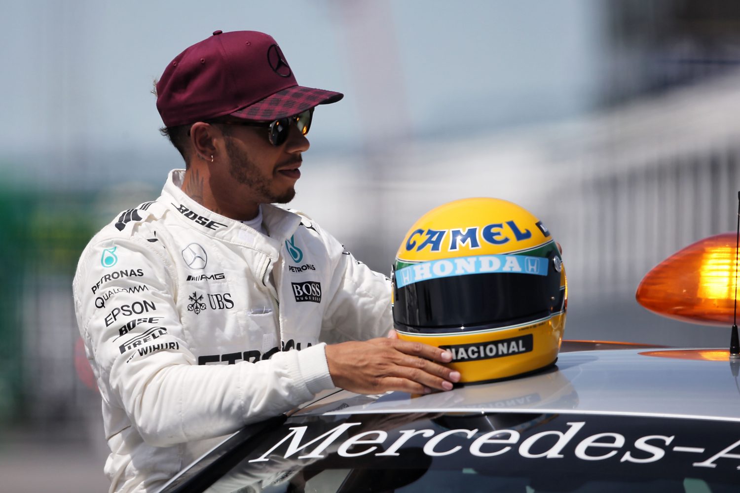 Hamilton 'even sprakeloos' na evenaren Senna met pole - Formule1.nl