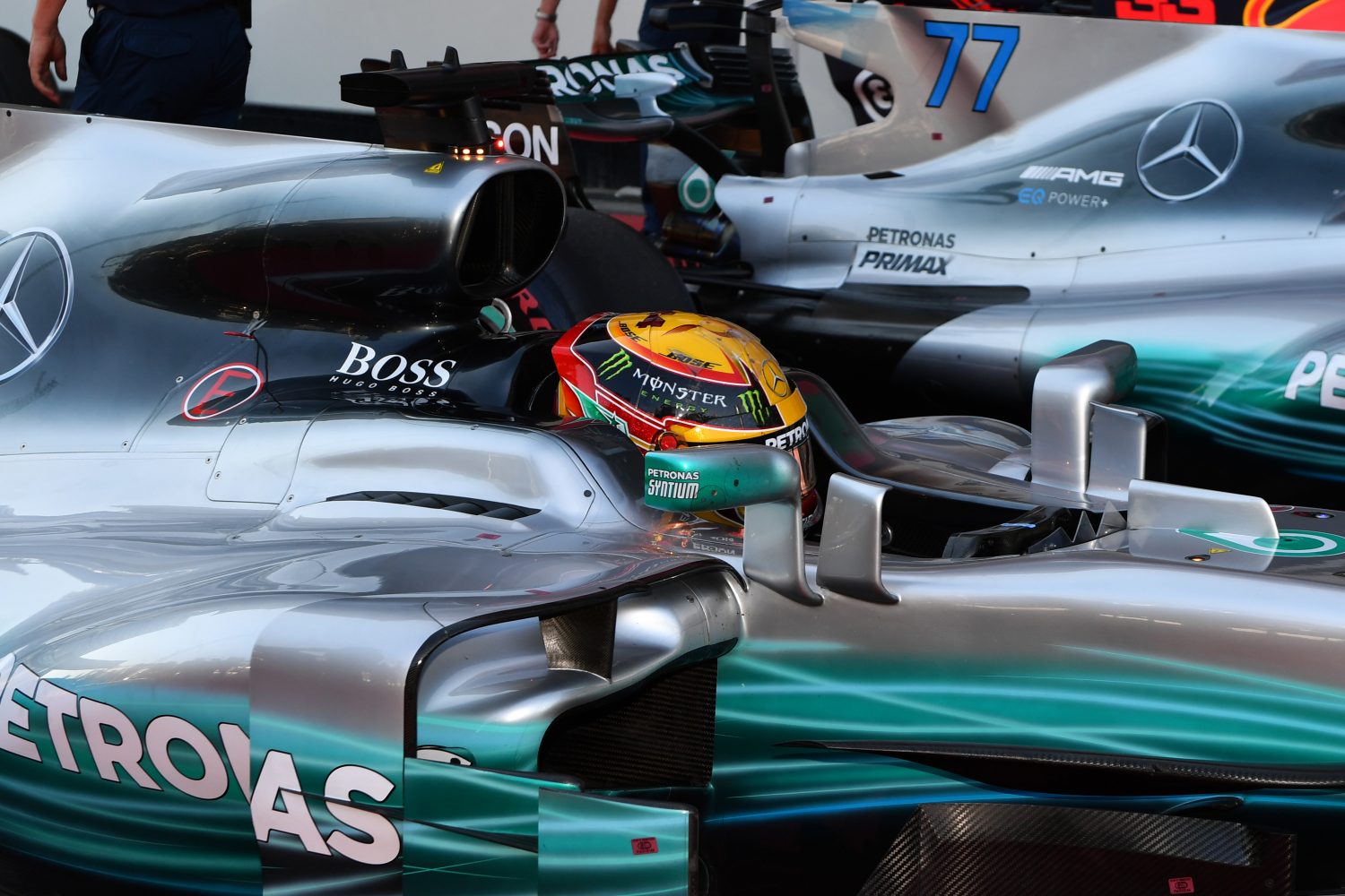 Mercedes past bevestiging headrest aan na Bakoe