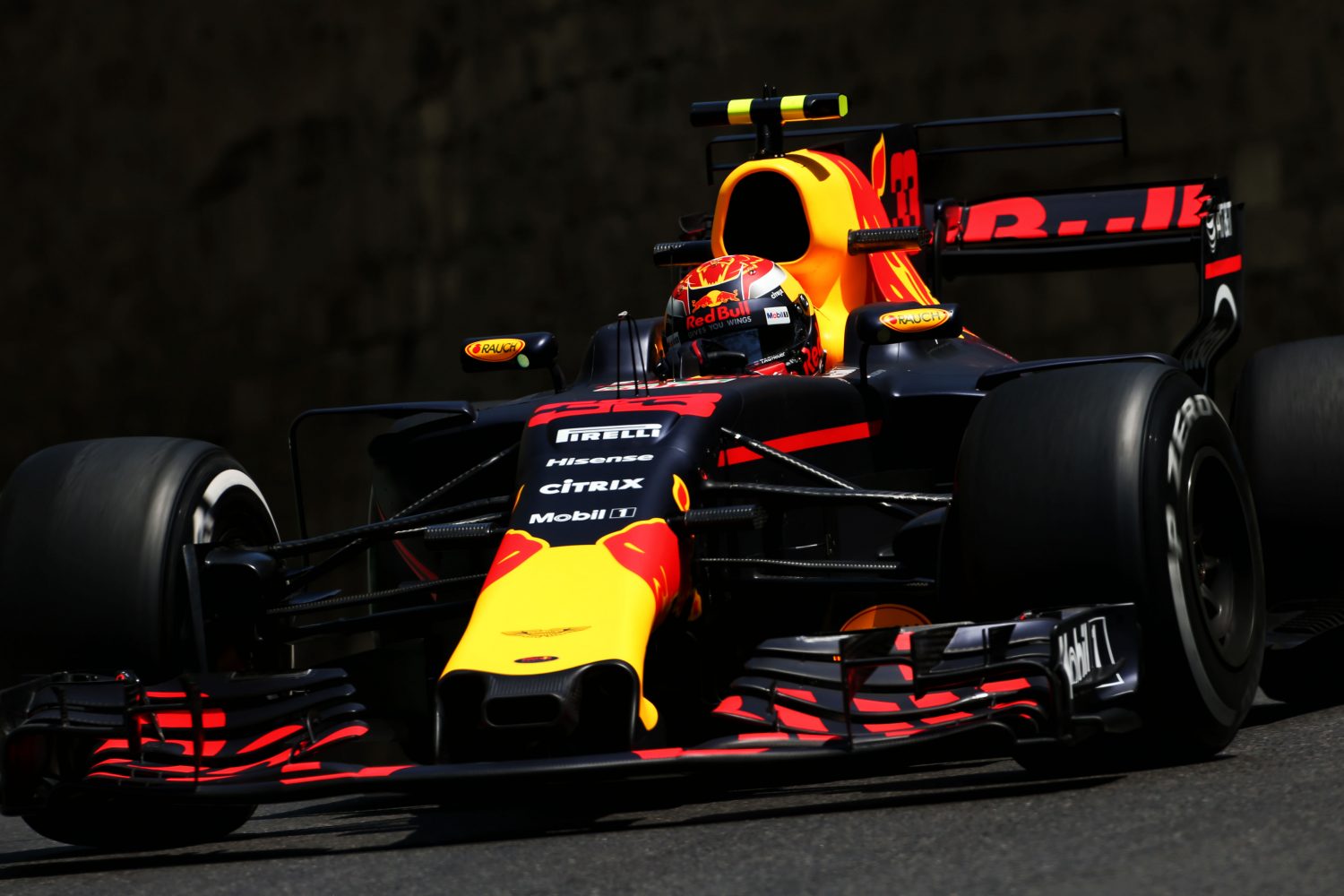 Verstappen eindigt bovenaan in Bakoe in VT1