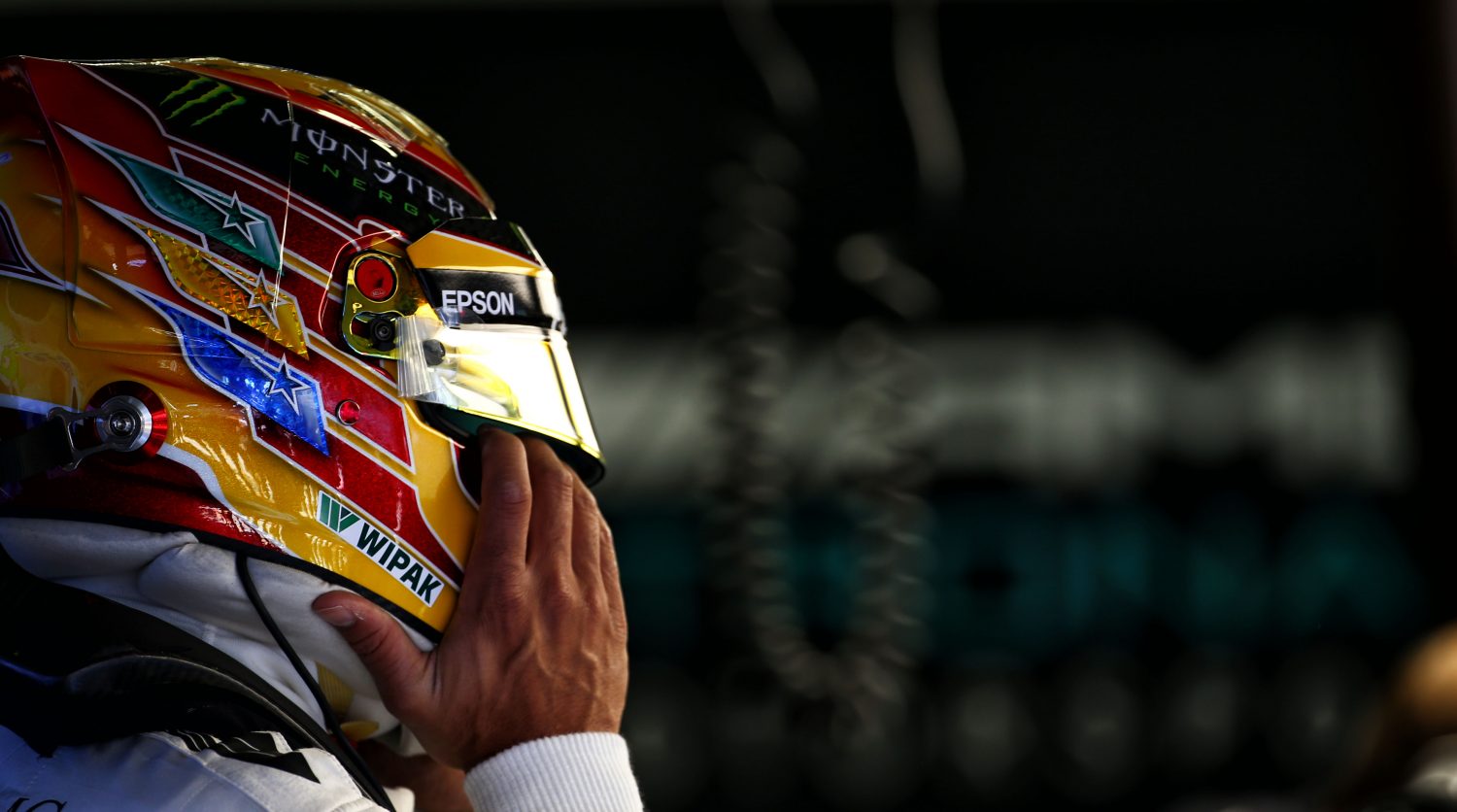 Hamilton wacht gridstraf na versnellingsbakwissel