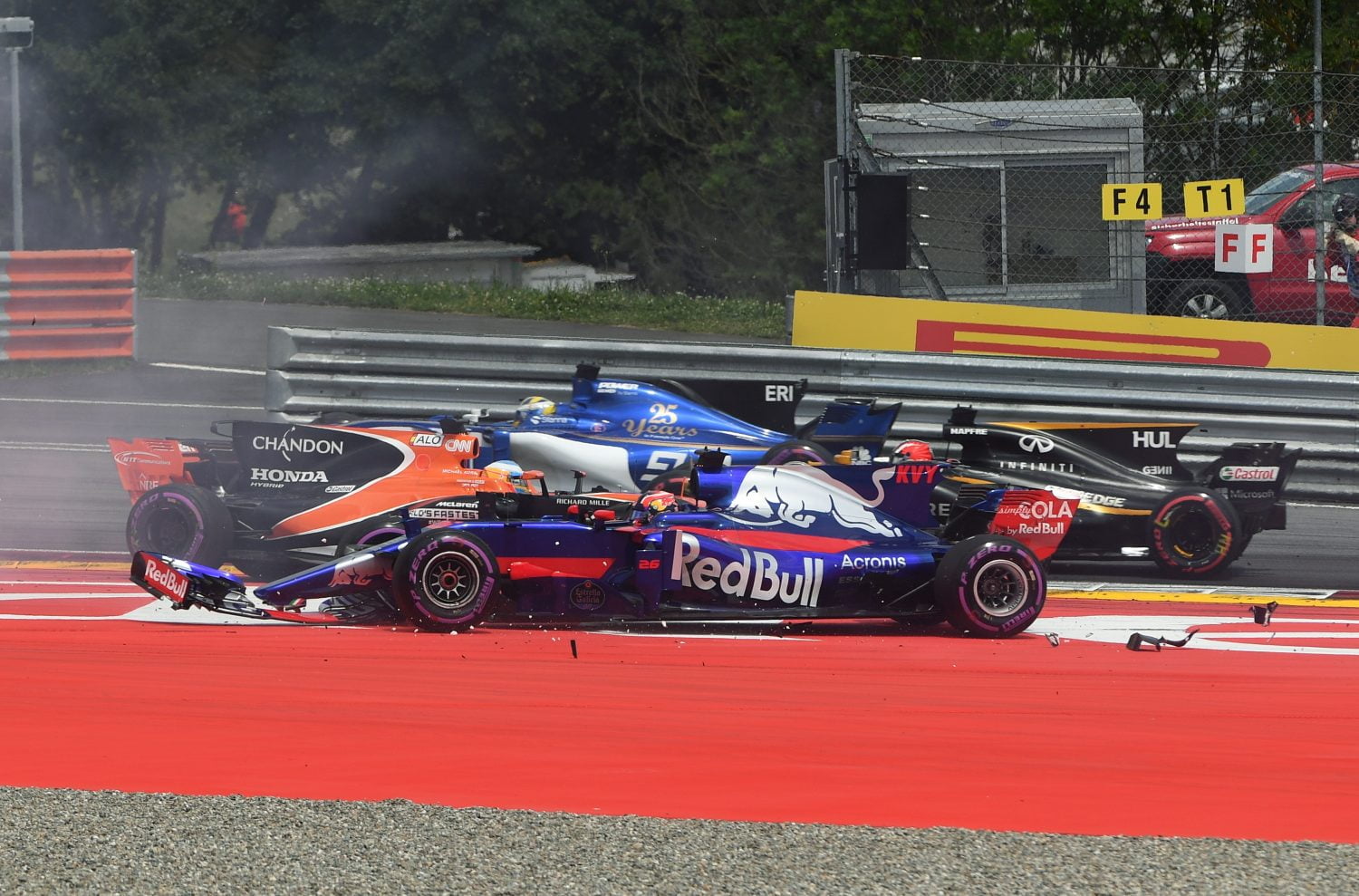 Red Bull verdedigt Kvyat: ‘Startcrash een race-incident’