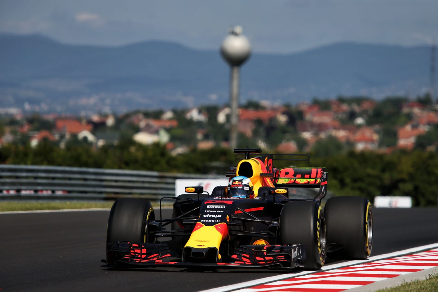 VT1: Ricciardo snelste op Hungaroring