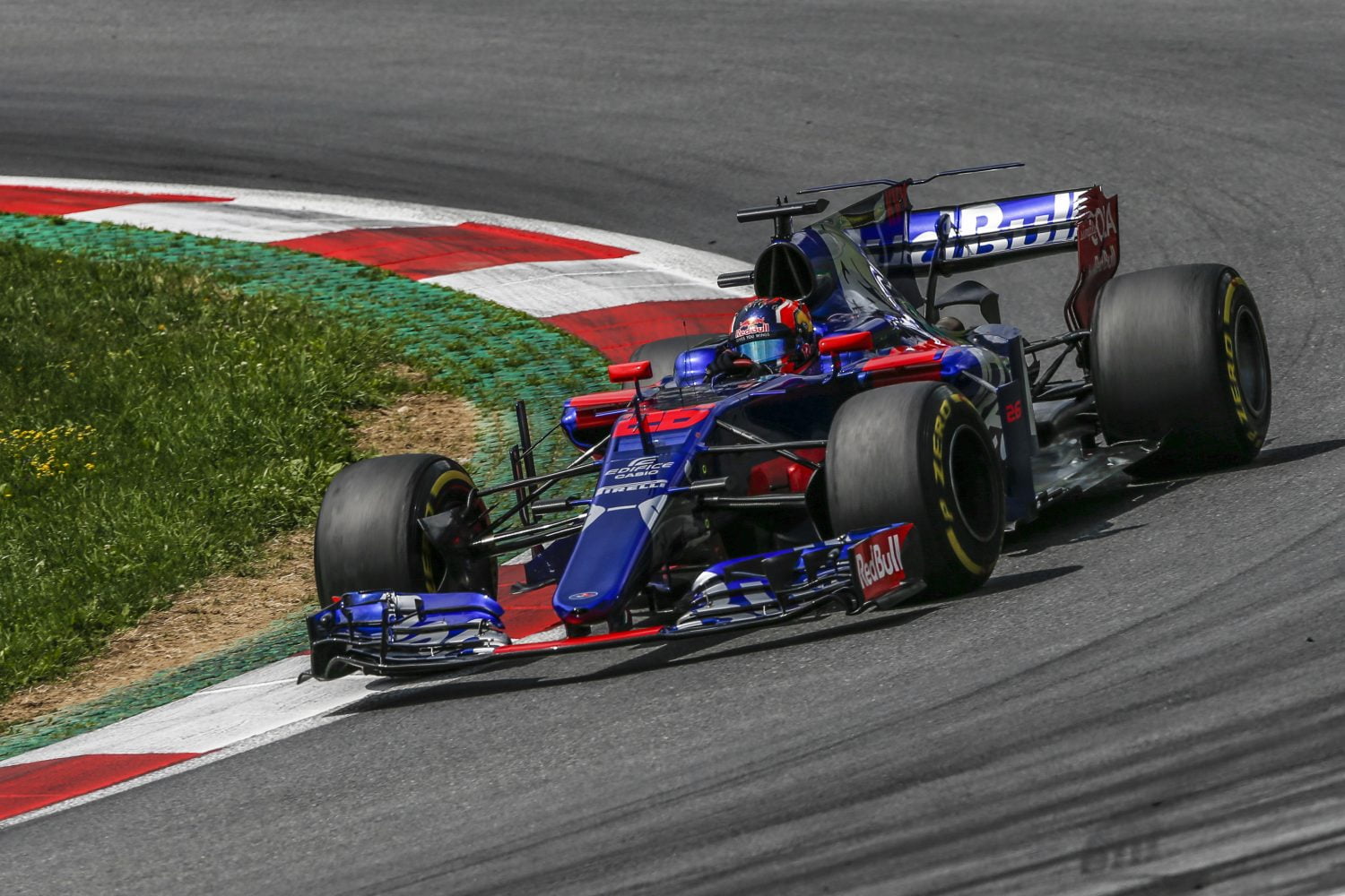 Tost: ‘Kvyat moet met meer discipline rijden’