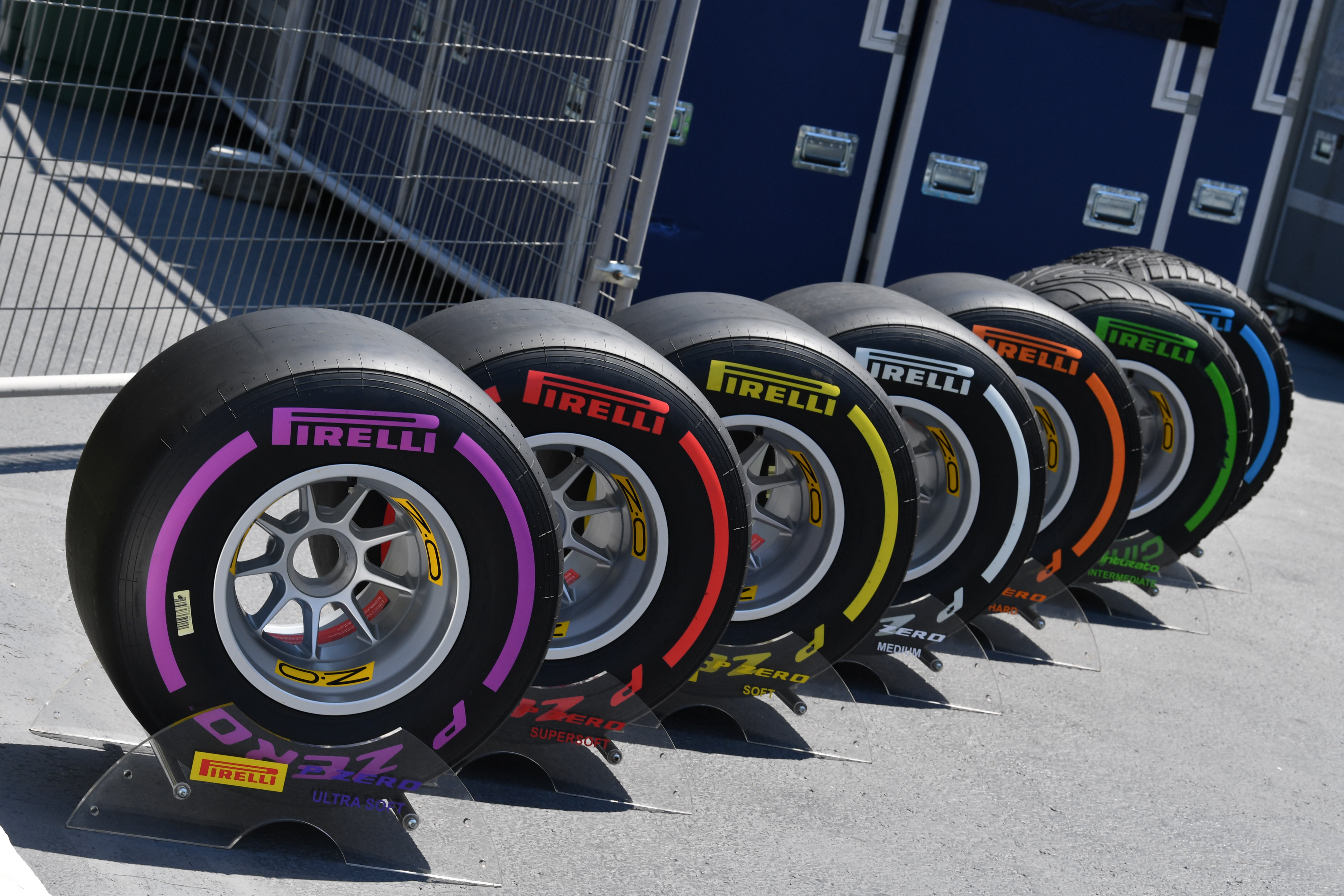 Колеса краса. Pirelli f1 Tyres. Резина f1 Pirelli. Колесо ф1 Пирелли. Шины Пирелли формула 1.