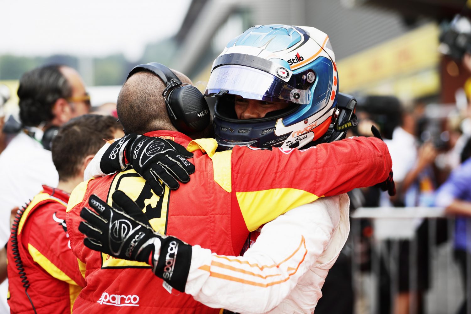 F2: De Vries pakt podium in sprintrace