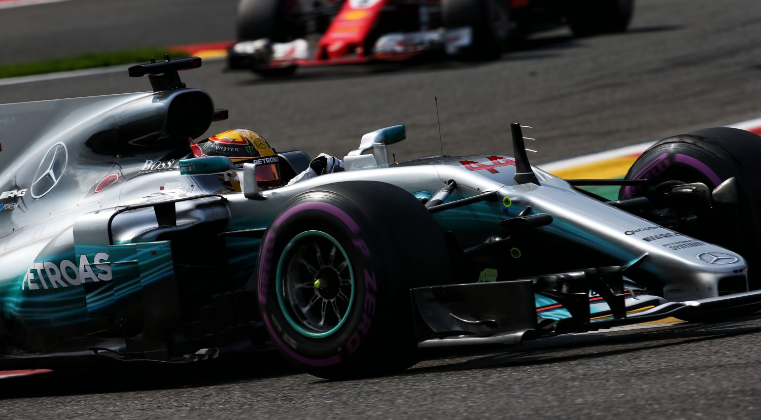 Race: Hamilton houdt Vettel van het lijf en wint
