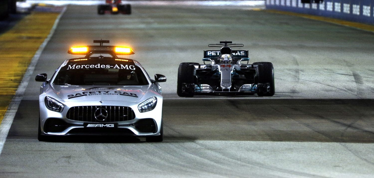 Race: Hamilton profiteert van startcrash en wint onbedreigd