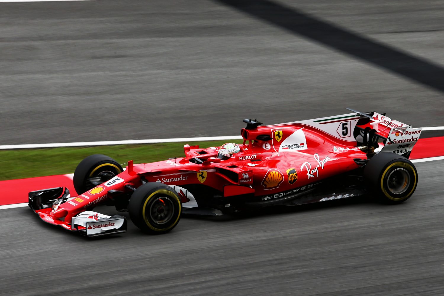 VT2: Vettel snelste in afgebroken sessie