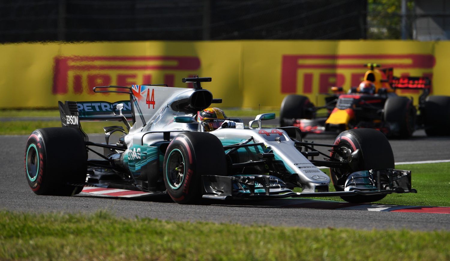 Race: Hamilton houdt Verstappen van zich af en zet reuzenstap richting titel