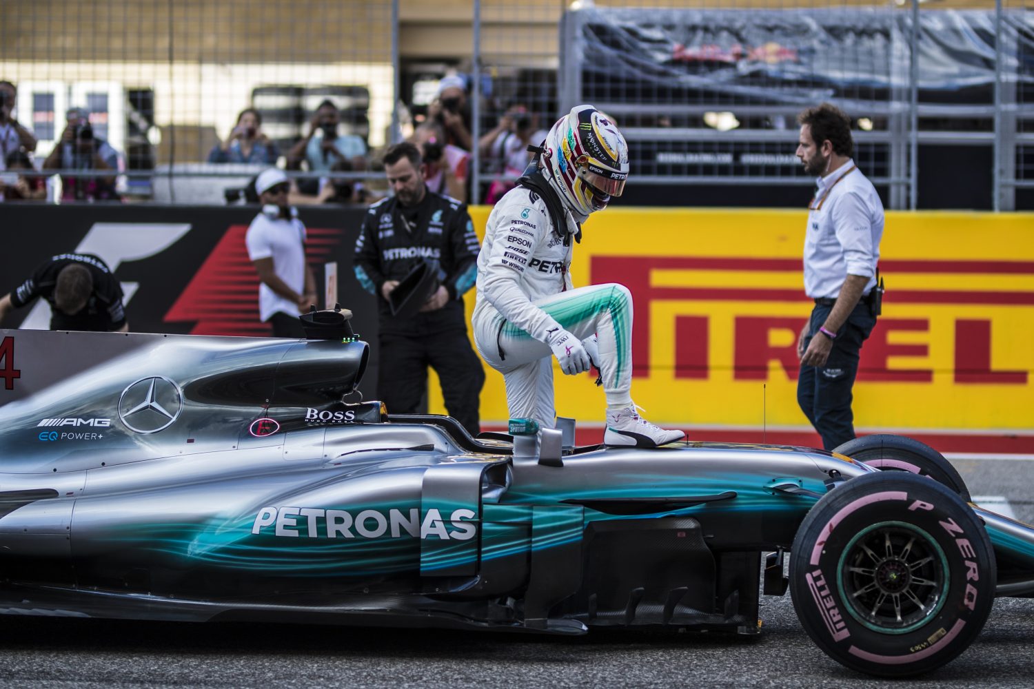 ‘Dansende’ Hamilton rekent zich nog niet rijk na pole