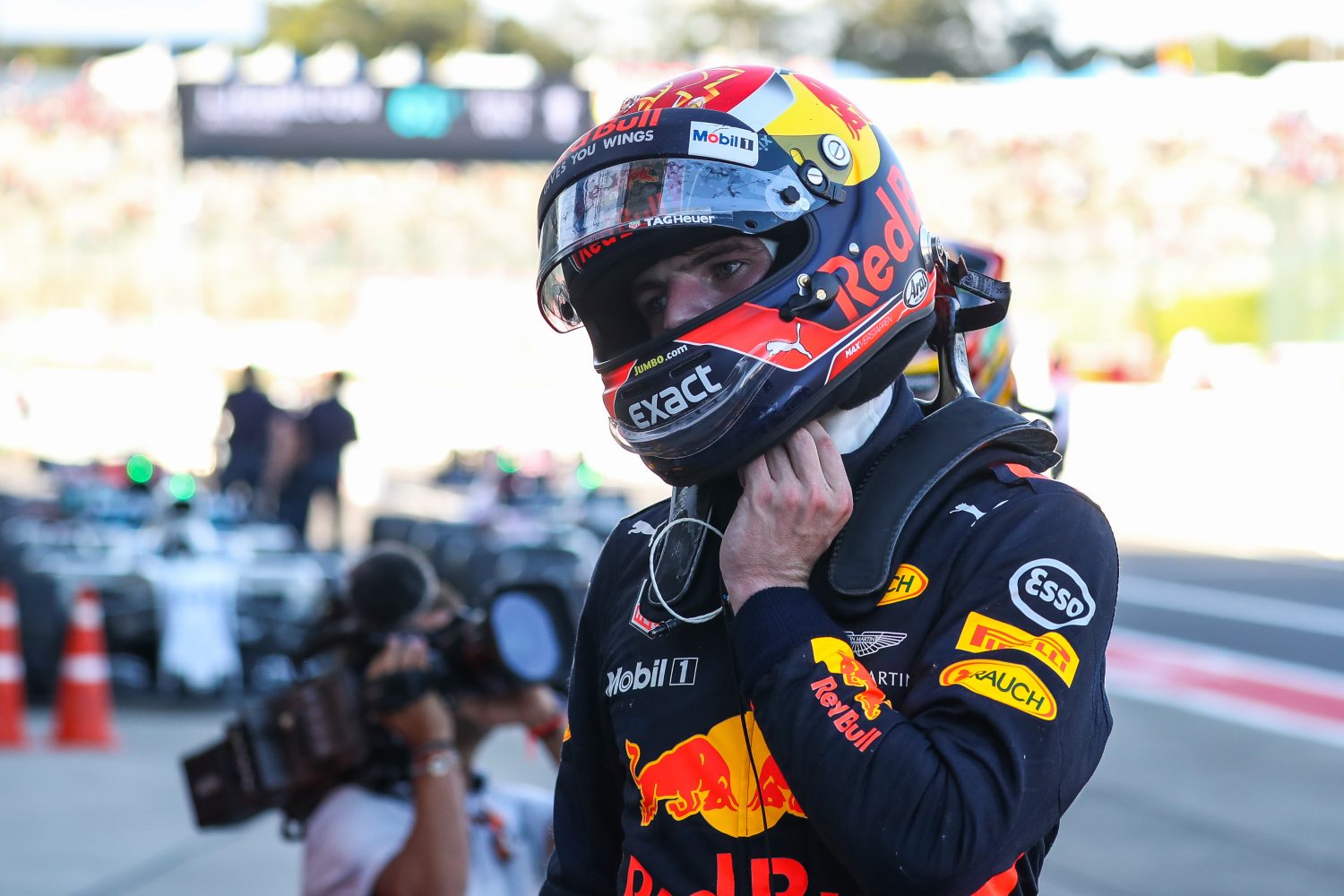 Verstappen blijft na succes en ‘moon walk’ met beide benen op de grond staan