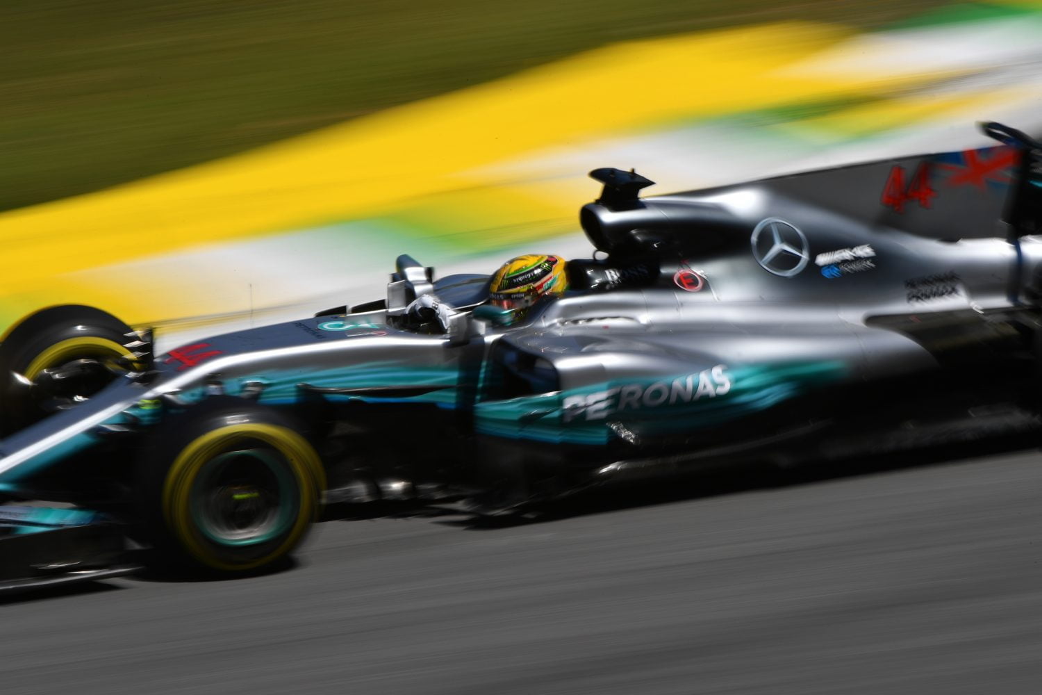 Hamilton: ‘Met 2018-auto’s kun je minder voluit gaan’