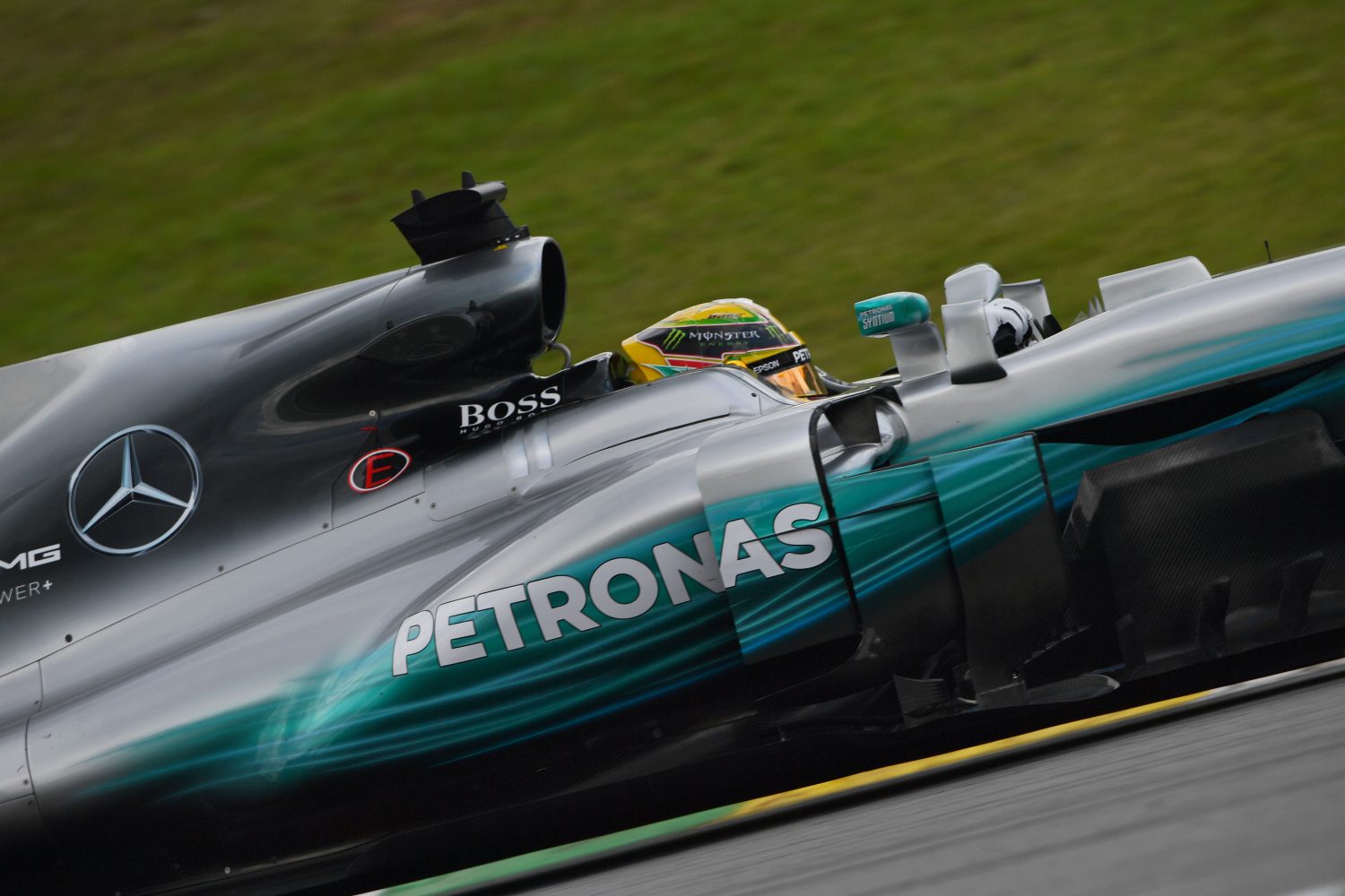 Hamilton start sterk, maar verwacht dat het close wordt