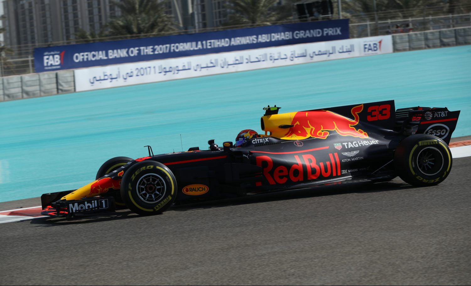 Verstappen worstelt, Ricciardo vindt het goede gevoel