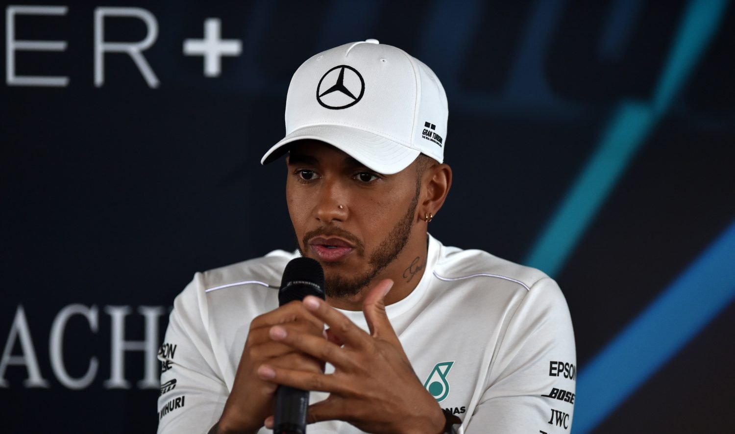 Hamilton verwacht fellere strijd tussen Mercedes, Ferrari en Red Bull in 2018