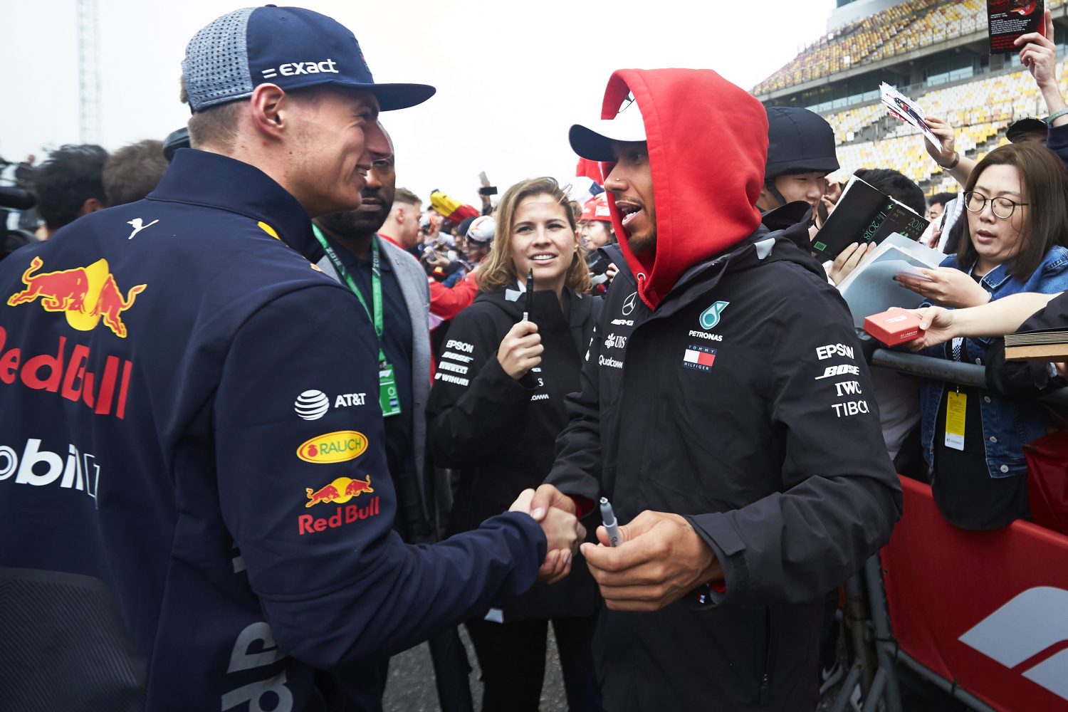 Ooit fan, nu rivaal: hoe de toon tussen Verstappen en Hamilton nu echt serieus wordt