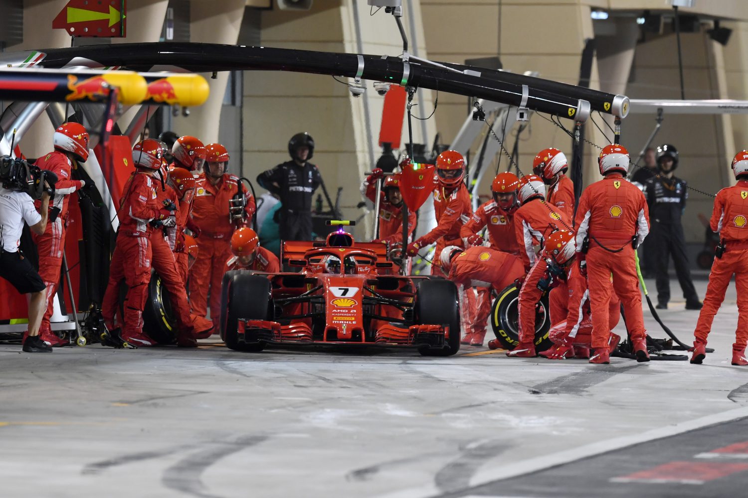 Door Räikkönen geraakte monteur heeft been gebroken