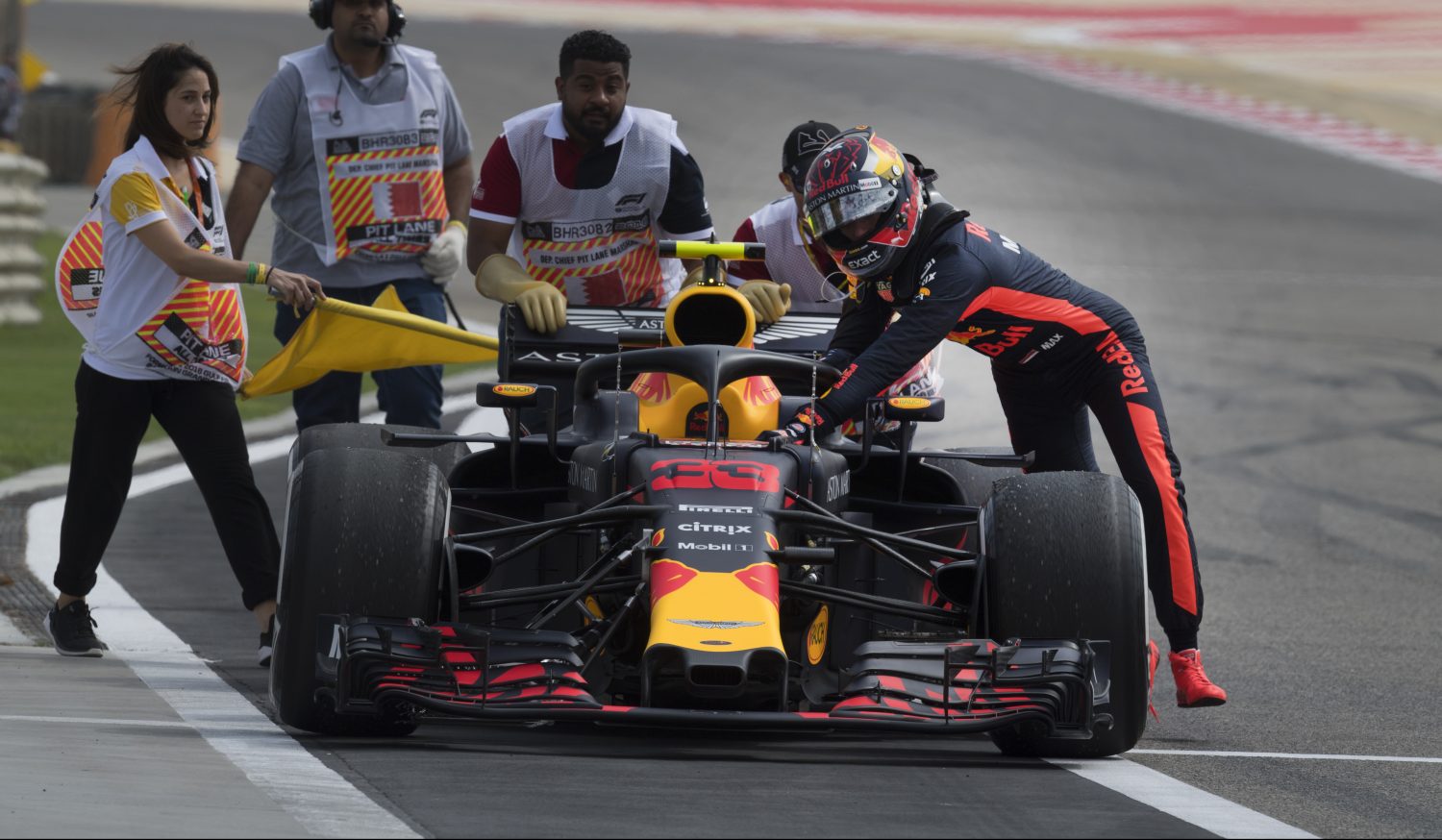 VT1: Ricciardo bovenaan in Bahrein, Verstappen zet door technische pech geen tijd neer