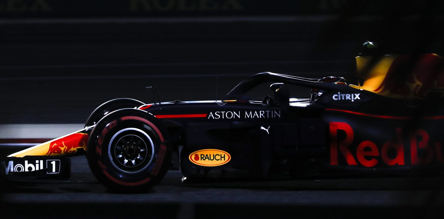 Verstappen legt crash uit en houdt hoop voor de race: ‘Het wordt moeilijker, maar ook spannender’