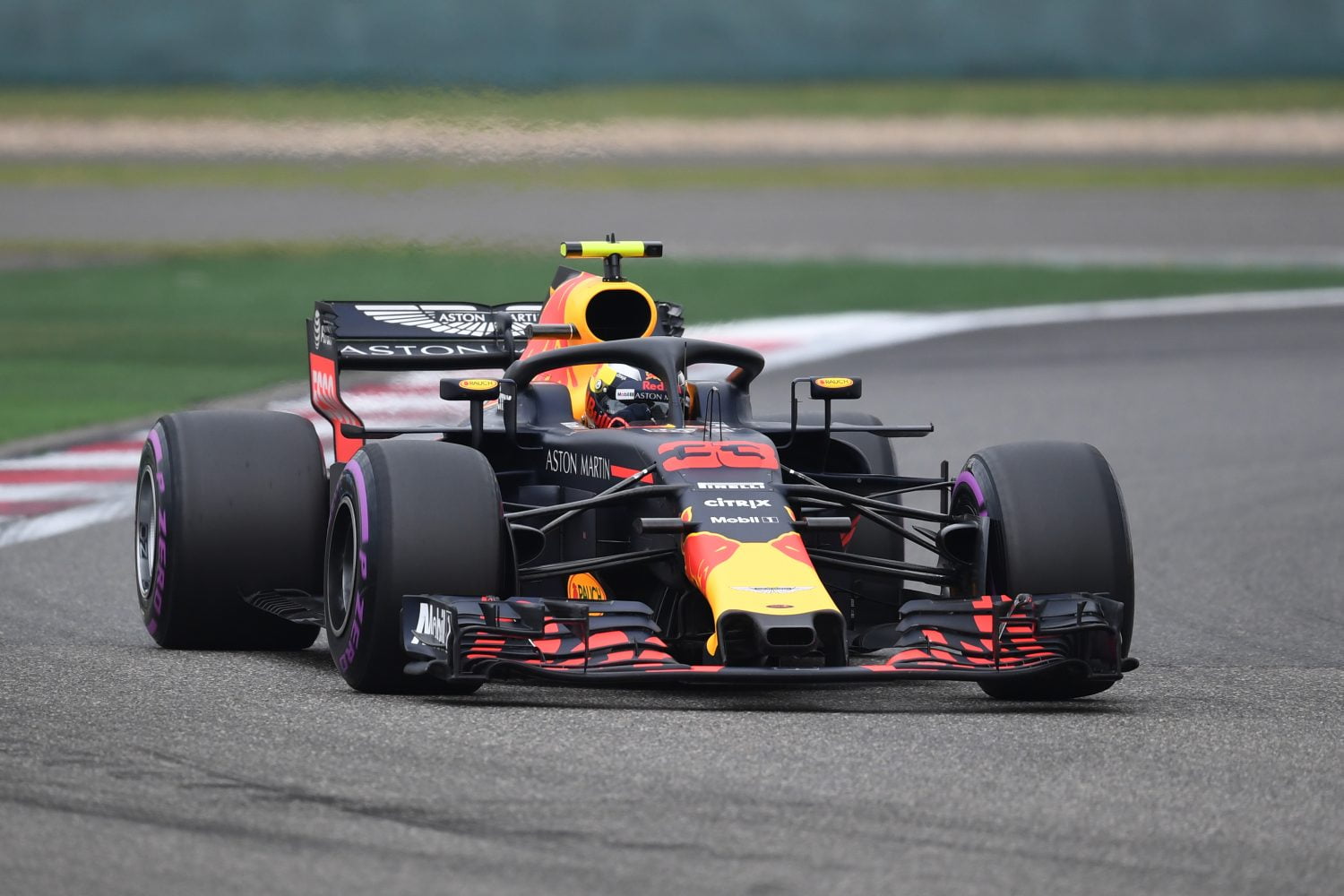 Verstappen laat zich niet afleiden door nasleep Bahrein en haalt met P5 ‘beste uit’ kwalificatie in China