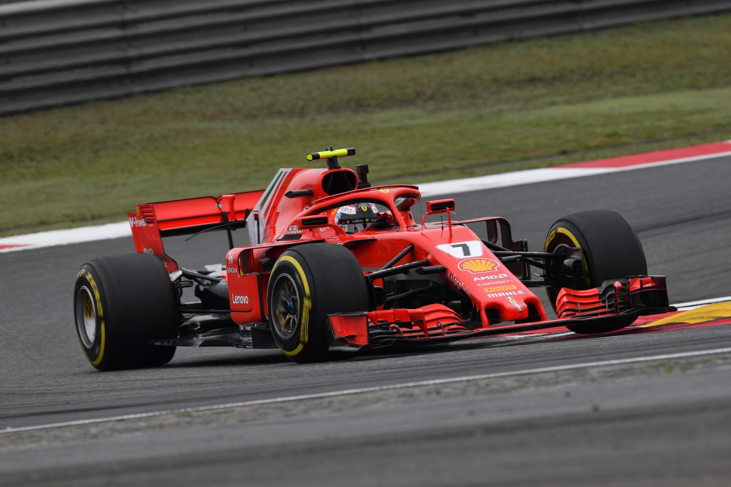Goede openingsdag voor Mercedes en Ferrari