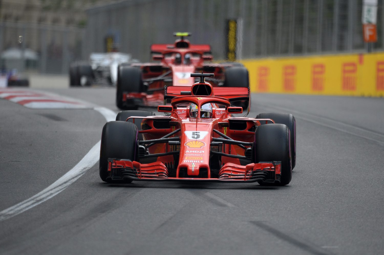 Kwalificatie: Vettel pakt pole in Bakoe na duel met Räikkönen