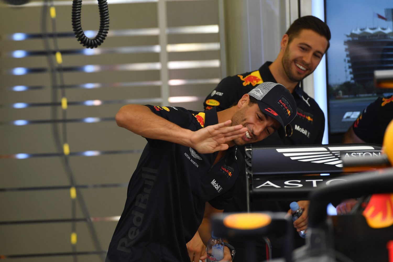 Dagboek uit Bahrein (4): Ricciardo heeft helemaal niet bij Ferrari getekend, zegt Ricciardo in het avondlicht