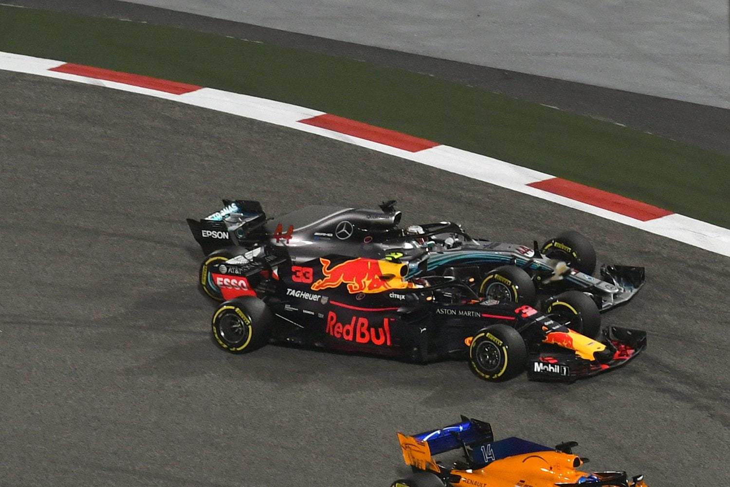 Marko verdedigt inhaalmanoeuvre Verstappen, Hamilton niet: Een domme en onnodige actie