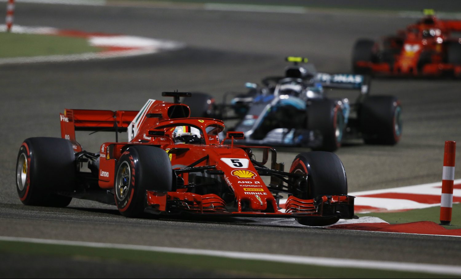Race: Vettel verslaat Mercedes-duo met sterk staaltje bandenpoker in Bahrein