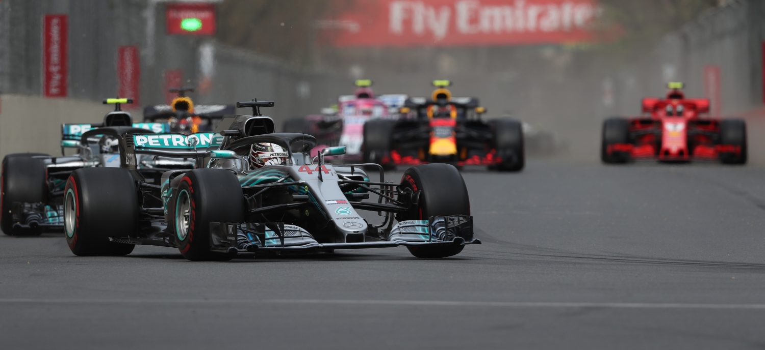 Race: Hamilton wint na chaotische slotfase