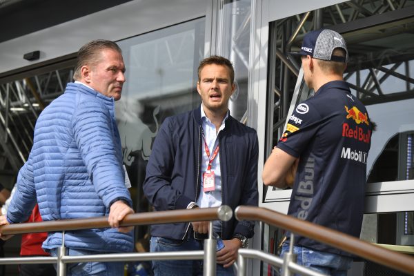 Max en Jos Verstappen in gesprek met Giedo van der Garde