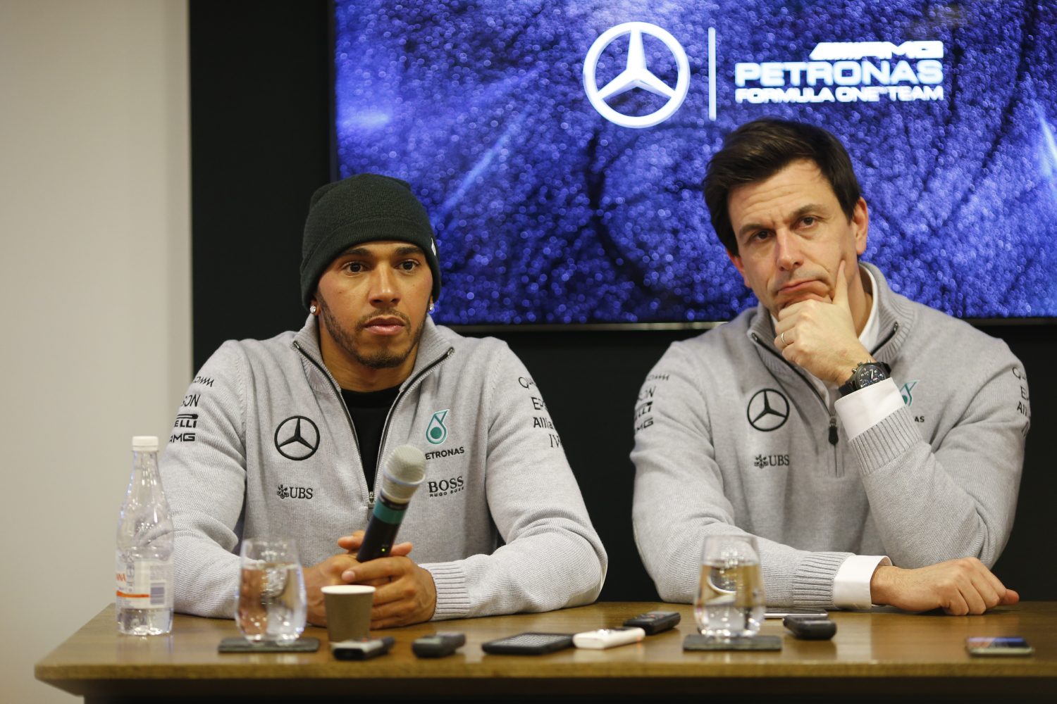 Lastige seizoensstart Mercedes vertraagt onderhandelingen met Hamilton