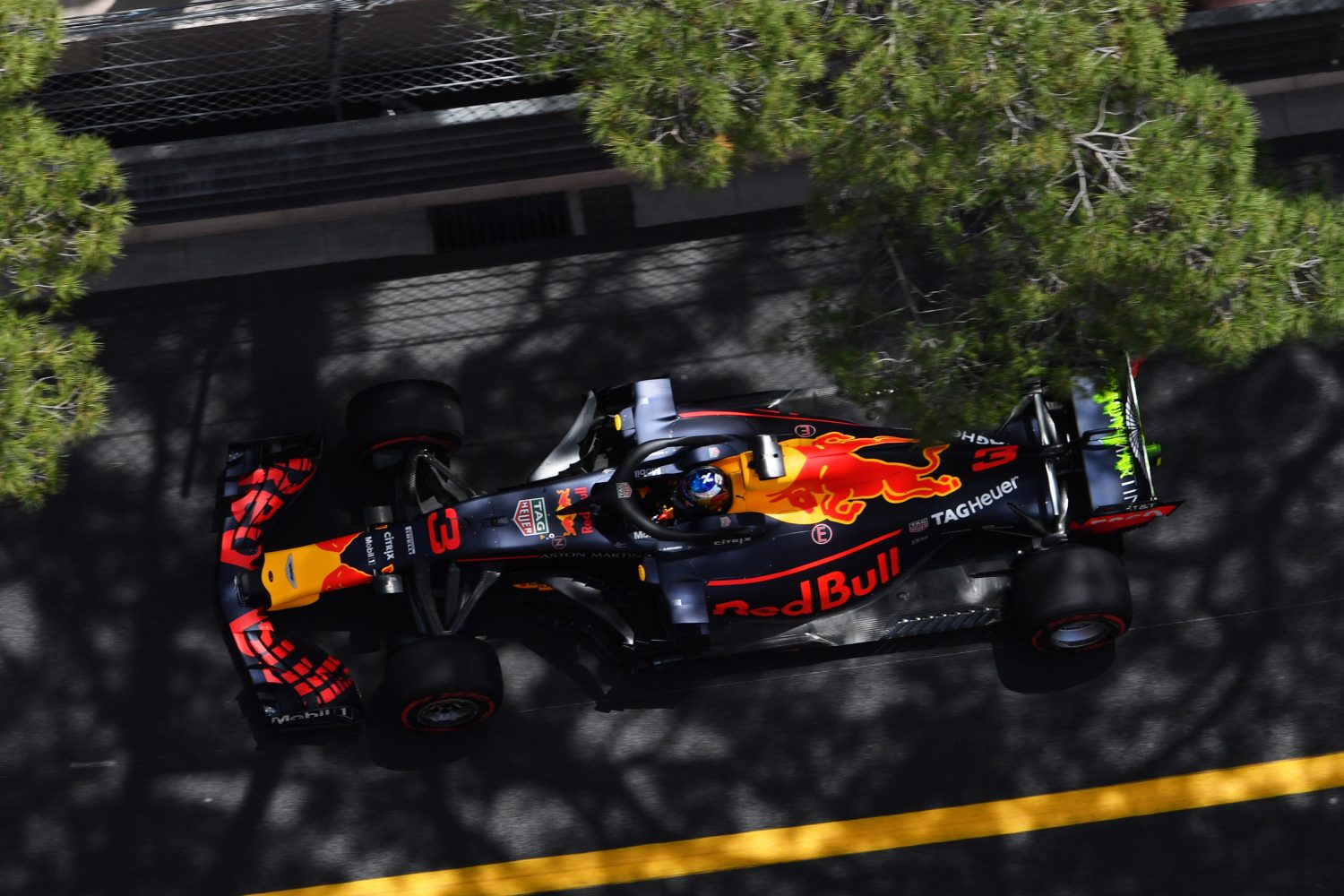 VT3: Ricciardo weer snelste, crash Verstappen