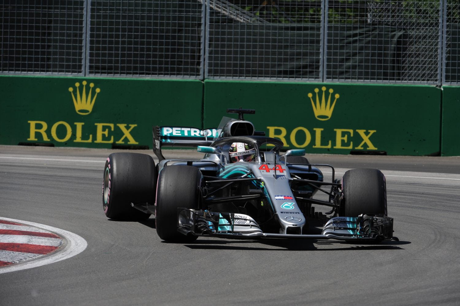 Hamilton: ‘Sta mezelf niet toe te denken dat we Ferrari niet kunnen bijhalen’